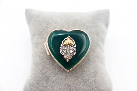 Caixa de comprimidos em forma de coração com ágata e flor de lótus na tampa